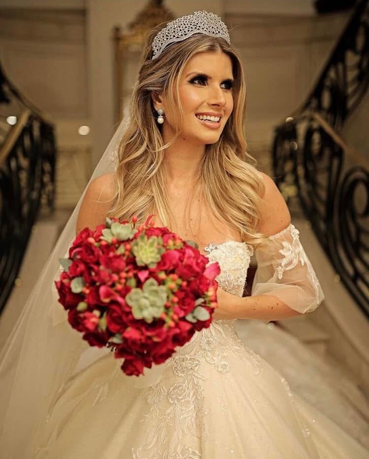 Penteado de noiva com ondas longas e tiara, por Markos Chileno, cabeleireiro de noivas no Jardim América, São Paulo